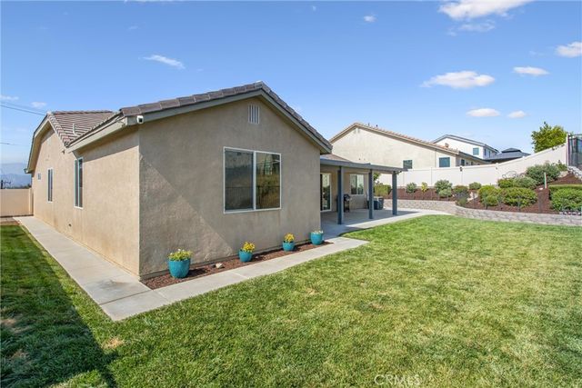 402 Buena Mesa Dr, Calimesa, CA 92320