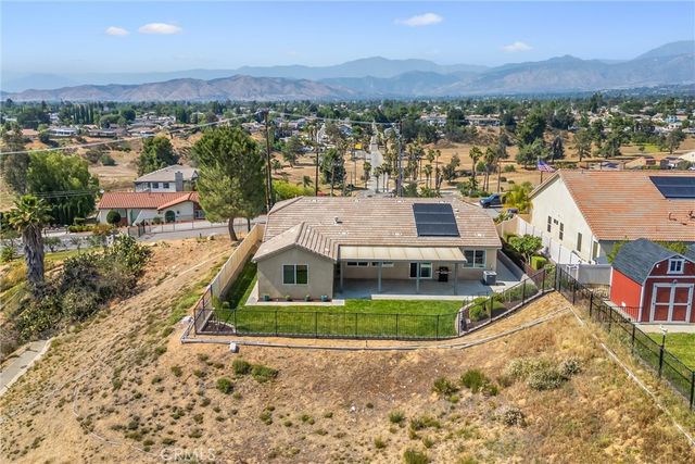 402 Buena Mesa Dr, Calimesa, CA 92320