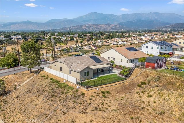 402 Buena Mesa Dr, Calimesa, CA 92320