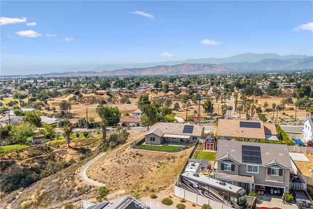 402 Buena Mesa Dr, Calimesa, CA 92320