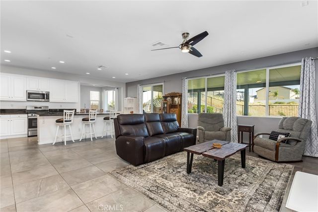 402 Buena Mesa Dr, Calimesa, CA 92320