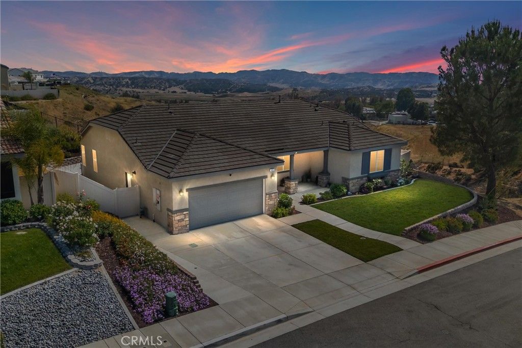 402 Buena Mesa Dr, Calimesa, CA 92320