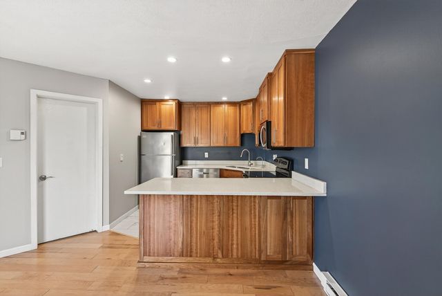 2010 Ridge Drive 11, Saint Louis Park, MN 55416