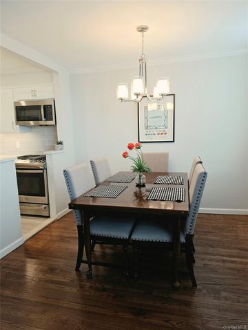 1 Oakridge Place 5K, Eastchester, NY 10709