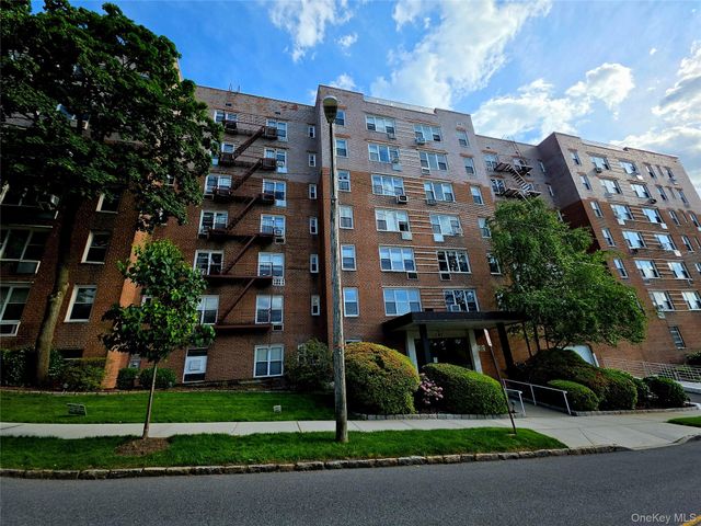1 Oakridge Place 5K, Eastchester, NY 10709