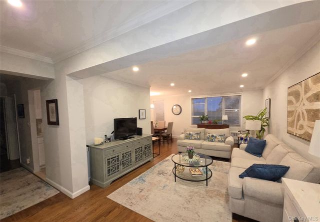 1 Oakridge Place 5K, Eastchester, NY 10709