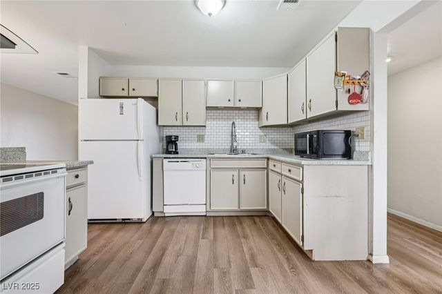 6912 Singing Dunes Lane, Las Vegas, NV 89145