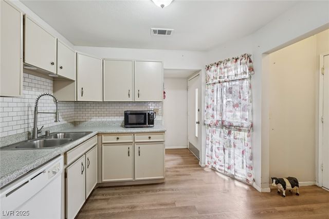 6912 Singing Dunes Lane, Las Vegas, NV 89145