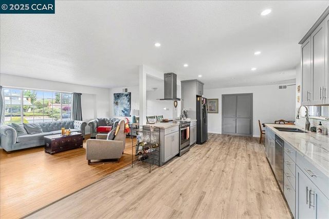 885 Tara Hills Dr, Pinole, CA 94564