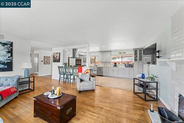 885 Tara Hills Dr, Pinole, CA 94564