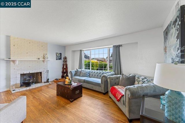 885 Tara Hills Dr, Pinole, CA 94564