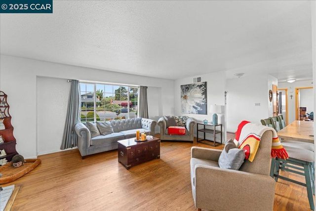 885 Tara Hills Dr, Pinole, CA 94564