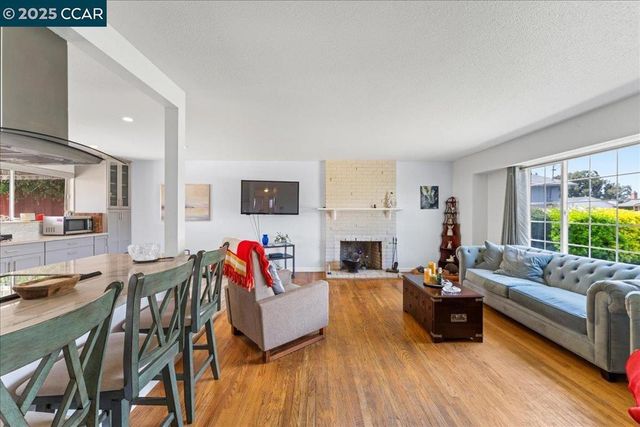 885 Tara Hills Dr, Pinole, CA 94564