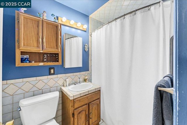 885 Tara Hills Dr, Pinole, CA 94564