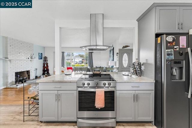 885 Tara Hills Dr, Pinole, CA 94564