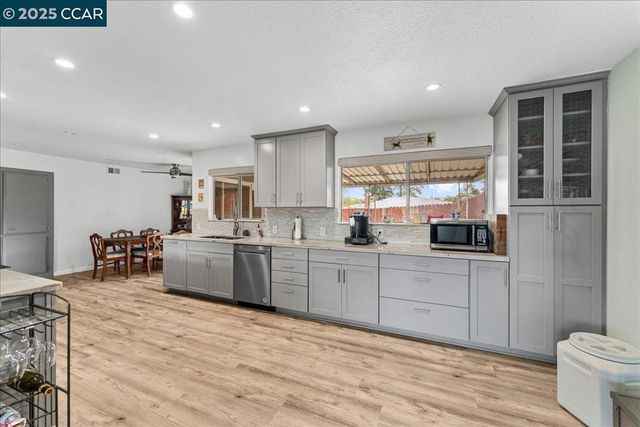 885 Tara Hills Dr, Pinole, CA 94564