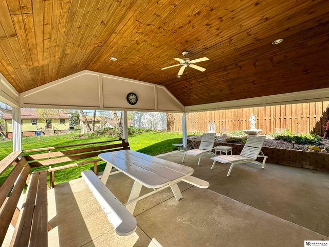 5610 R Street, Omaha, NE 68117