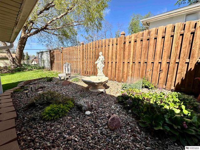 5610 R Street, Omaha, NE 68117