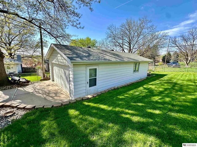 5610 R Street, Omaha, NE 68117