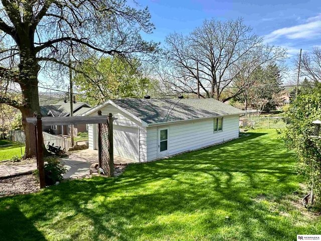 5610 R Street, Omaha, NE 68117