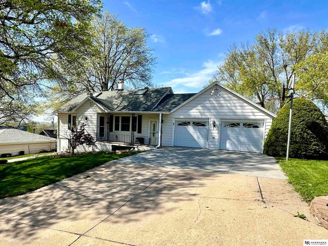 5610 R Street, Omaha, NE 68117