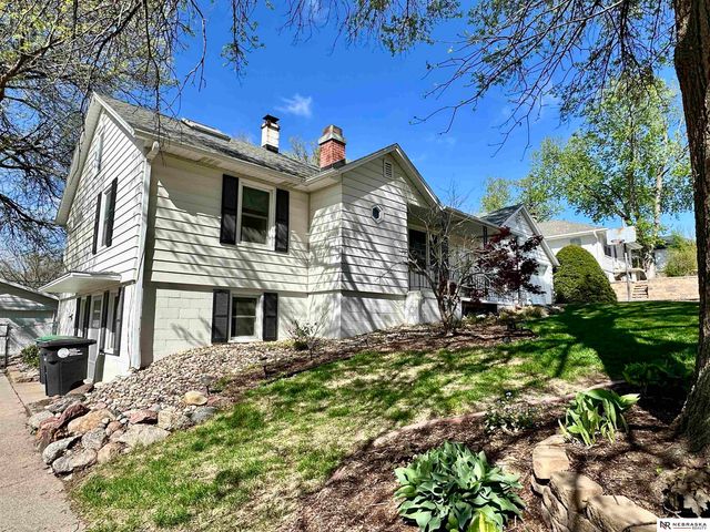 5610 R Street, Omaha, NE 68117
