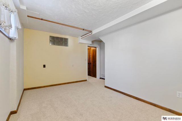 5610 R Street, Omaha, NE 68117