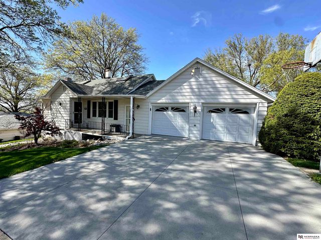 5610 R Street, Omaha, NE 68117