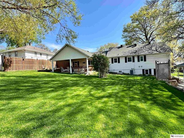 5610 R Street, Omaha, NE 68117