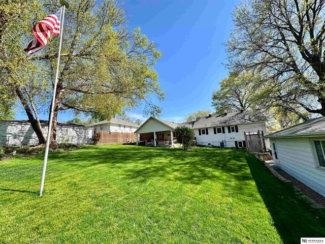 5610 R Street, Omaha, NE 68117