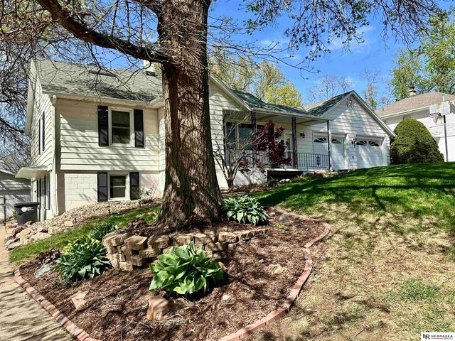 5610 R Street, Omaha, NE 68117