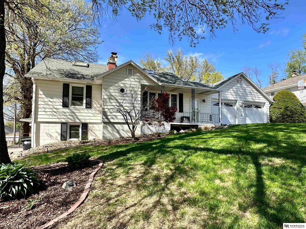 5610 R Street, Omaha, NE 68117