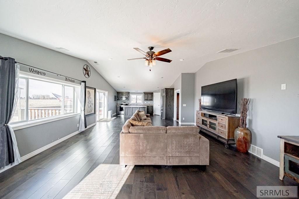 Image 5 of property listing at 475 S 4000 W, Rexburg, ID 83440