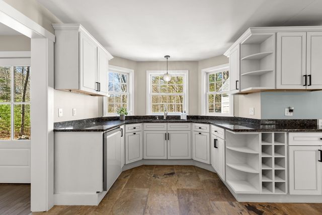 35 Winterberry Lane, Stratham, NH 03885