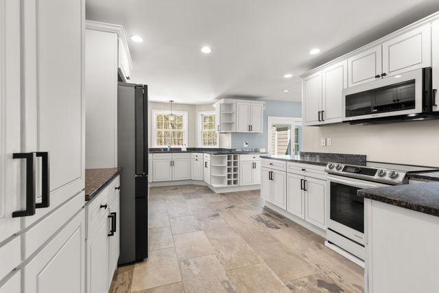 35 Winterberry Lane, Stratham, NH 03885
