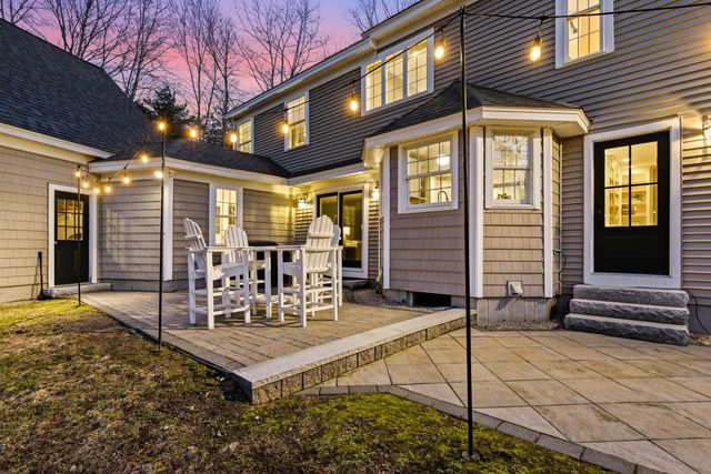 35 Winterberry Lane, Stratham, NH 03885