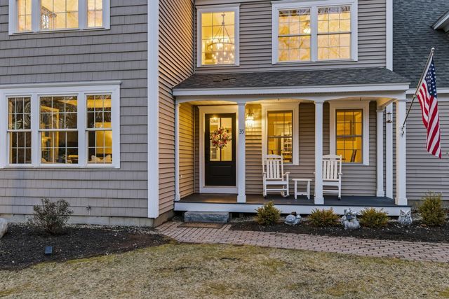 35 Winterberry Lane, Stratham, NH 03885