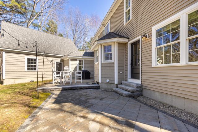 35 Winterberry Lane, Stratham, NH 03885