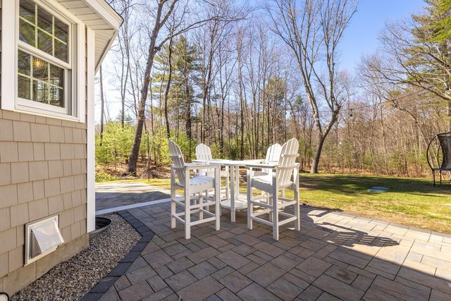 35 Winterberry Lane, Stratham, NH 03885