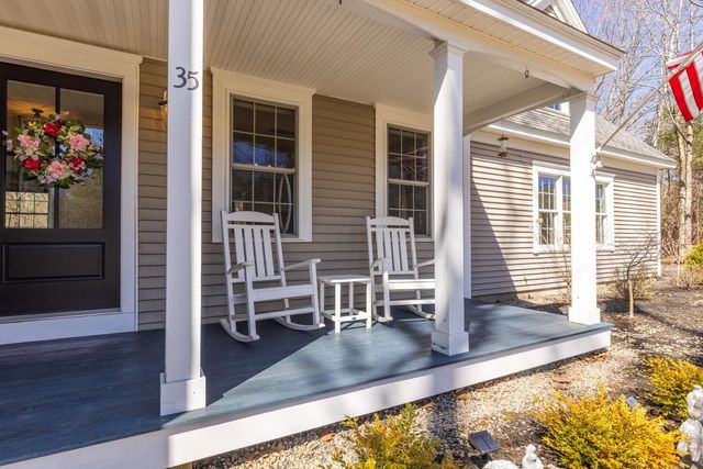 35 Winterberry Lane, Stratham, NH 03885