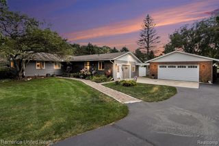 2400 Pinewood Court, Milford, MI 48381