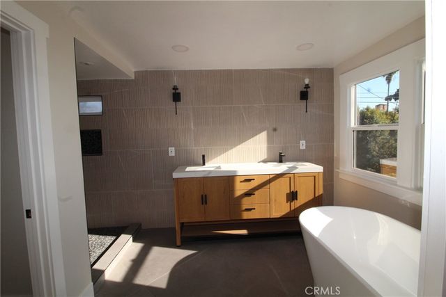 1224 3rd Avenue, Los Angeles, CA 90019