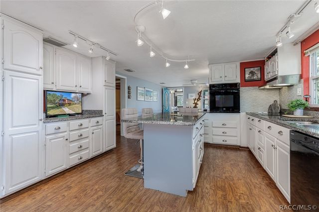 13465 W Hillbilly Lane, Crystal River, FL 34429