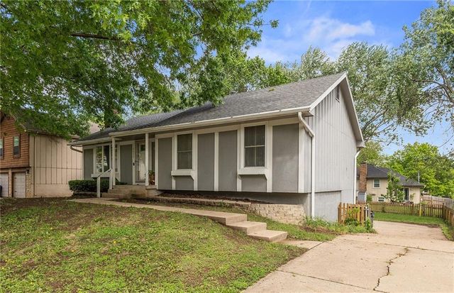 12833 Seminole Drive, Olathe, KS 66062