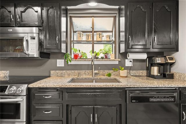 12833 Seminole Drive, Olathe, KS 66062