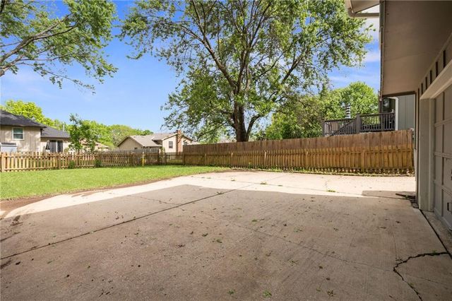 12833 Seminole Drive, Olathe, KS 66062