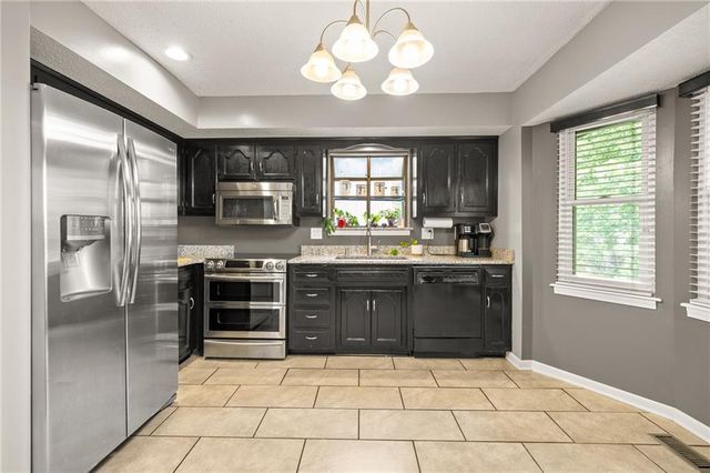 12833 Seminole Drive, Olathe, KS 66062