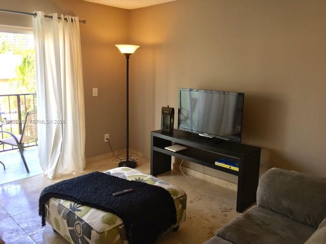 3642 NE 171st St 308, North Miami Beach, FL 33160