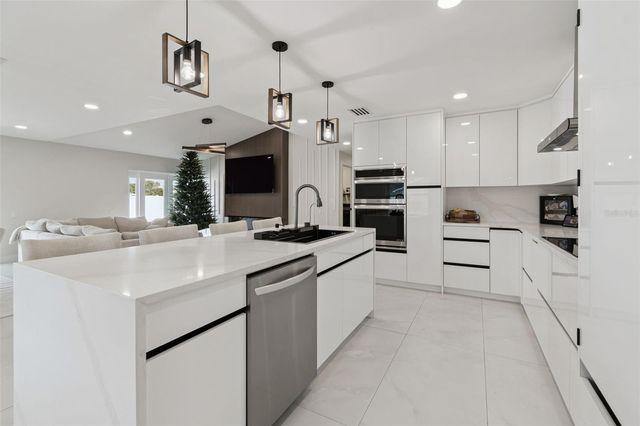 7853 SUNDOWN DRIVE, St Petersburg, FL 33709