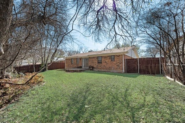 424 Holder Drive, Hurst, TX 76053